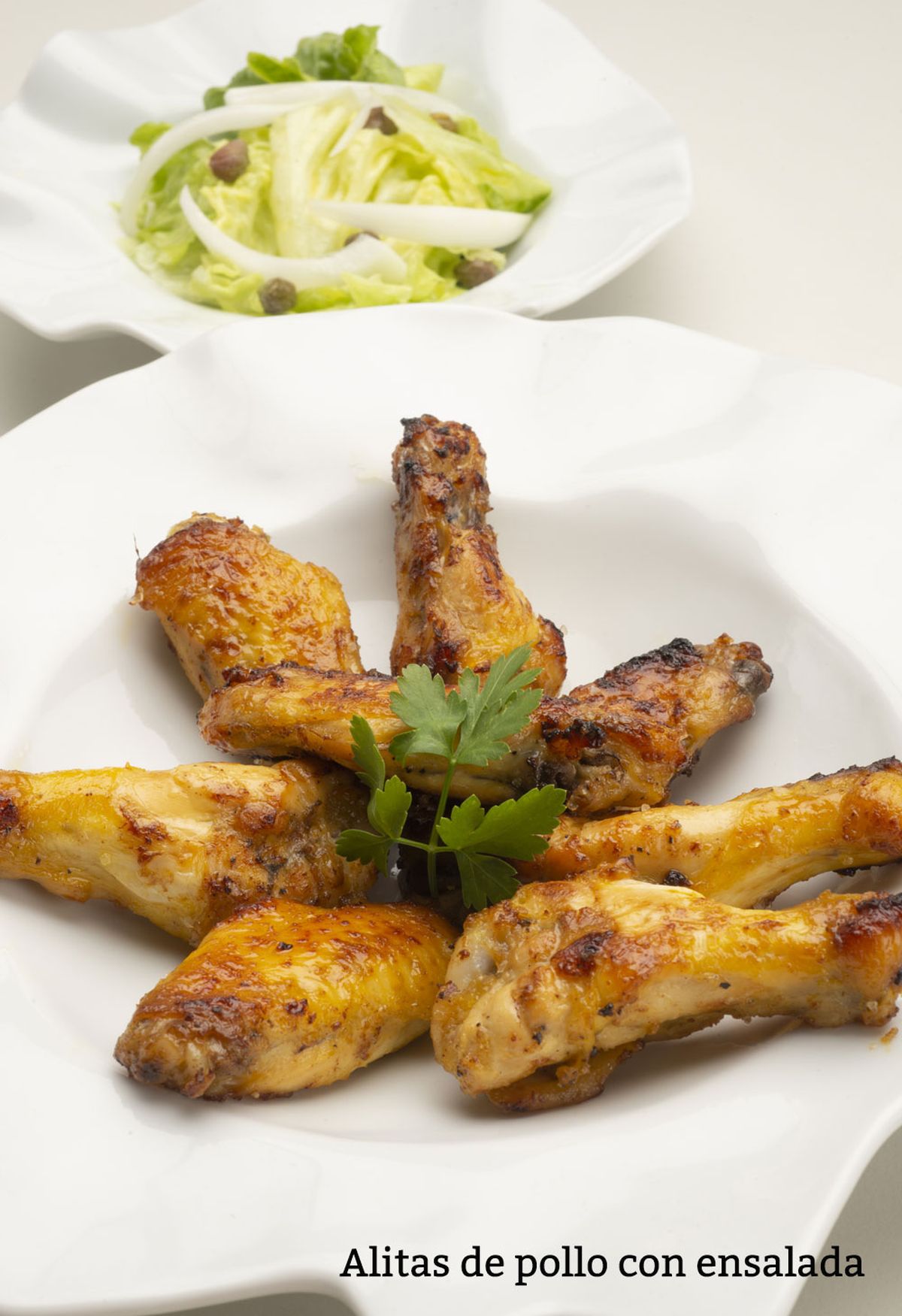 alitas de pollo con ensalada v