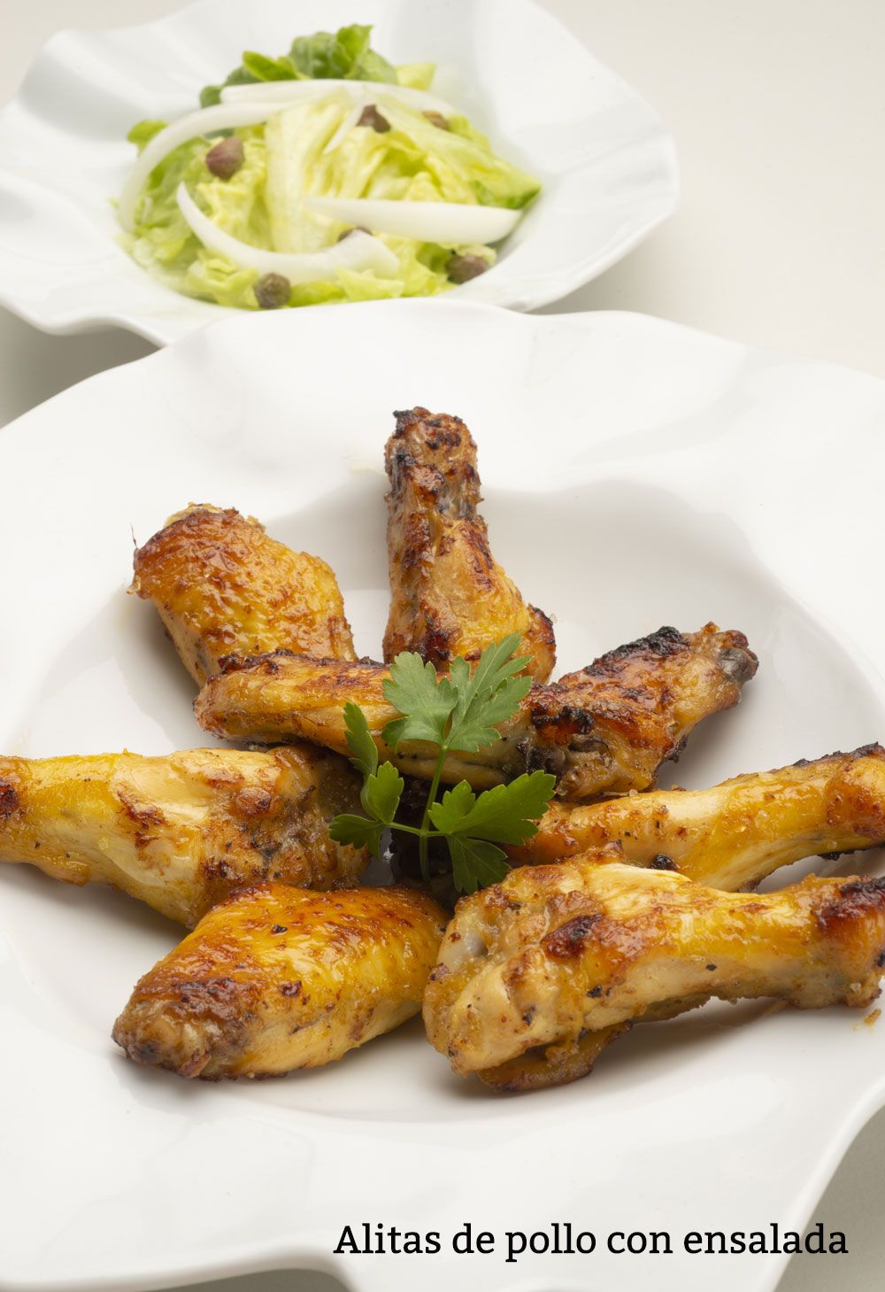 alitas de pollo con ensalada v