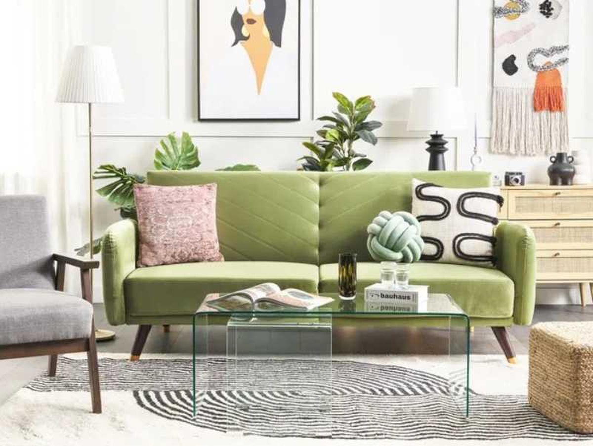 Salón con sofá verde Beliani.