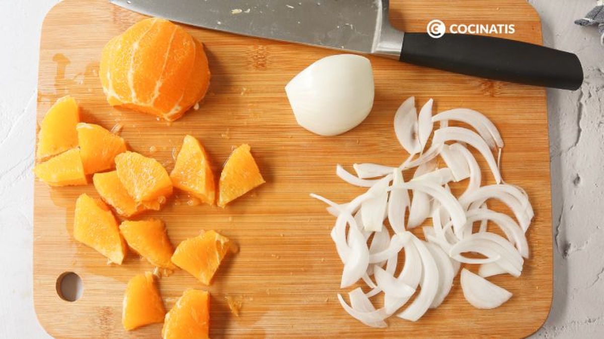 Cortamos la naranja y la cebolla para la ensalada