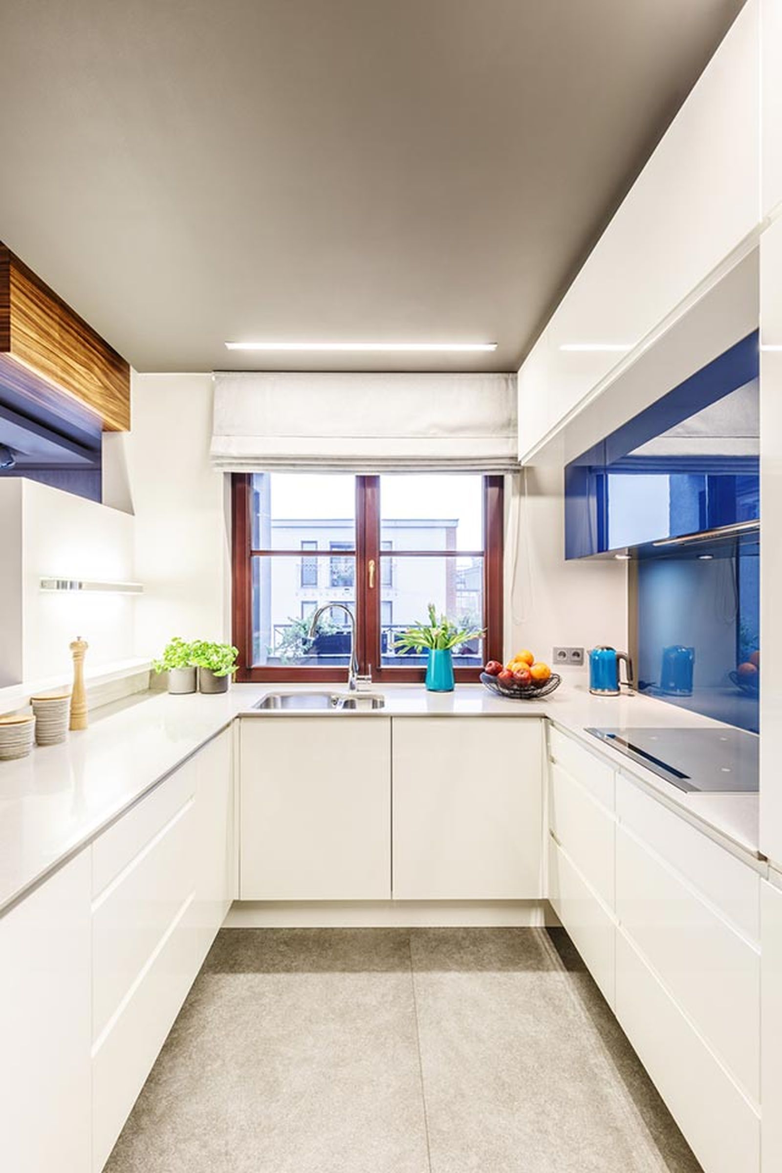 como decorar cocina blanca alargada estrecha 2