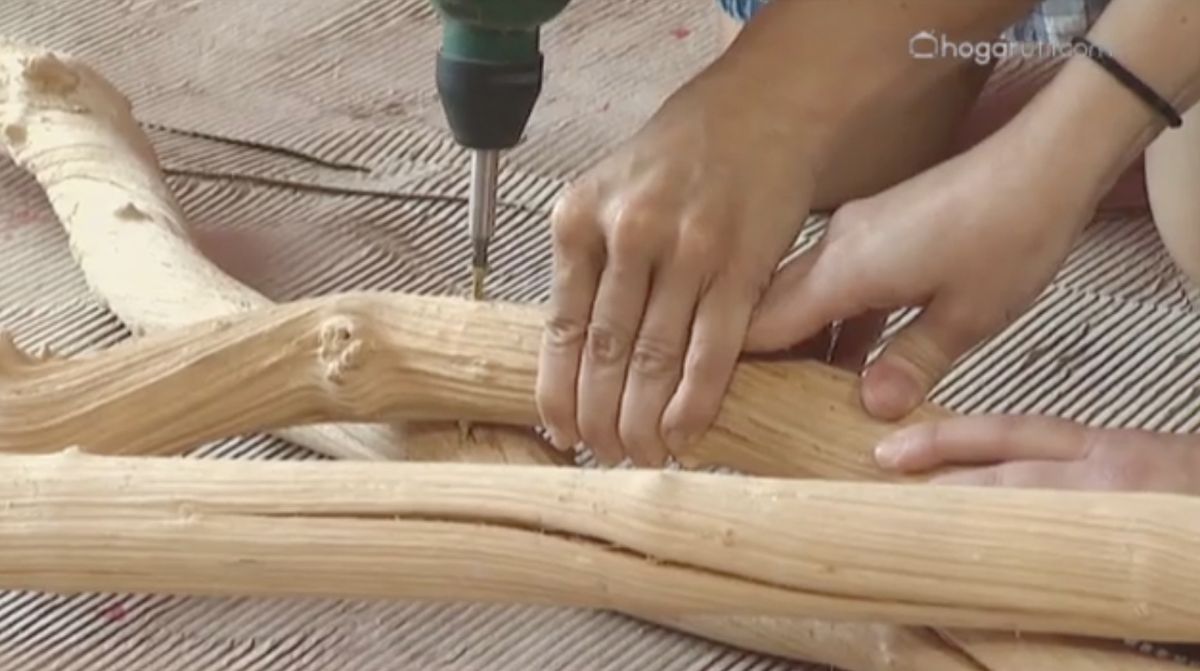 Cómo hacer una lámpara de techo con ramas secas paso 2