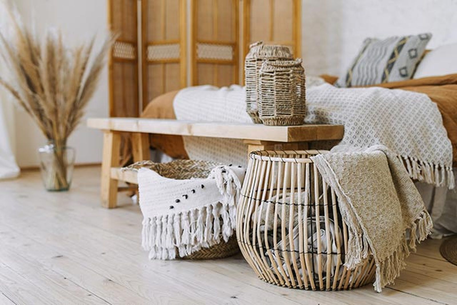 Ideas originales para decorar el pie de cama del dormitorio 7