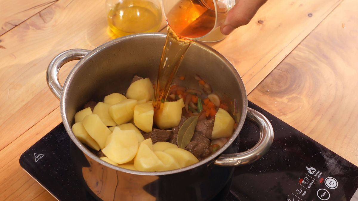 Receta de carne guisada con patatas  paso 4