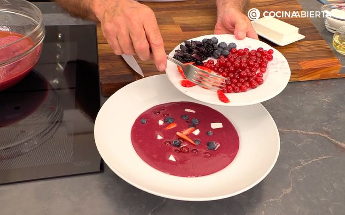 Corta el queso y sirve con el gazpacho de frutos rojos