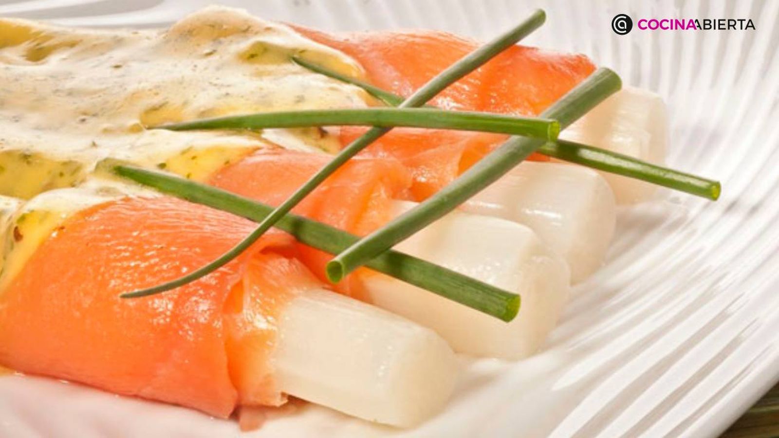 Espárragos blancos envueltos en salmón ahumado, un aperitivo fácil y rápido