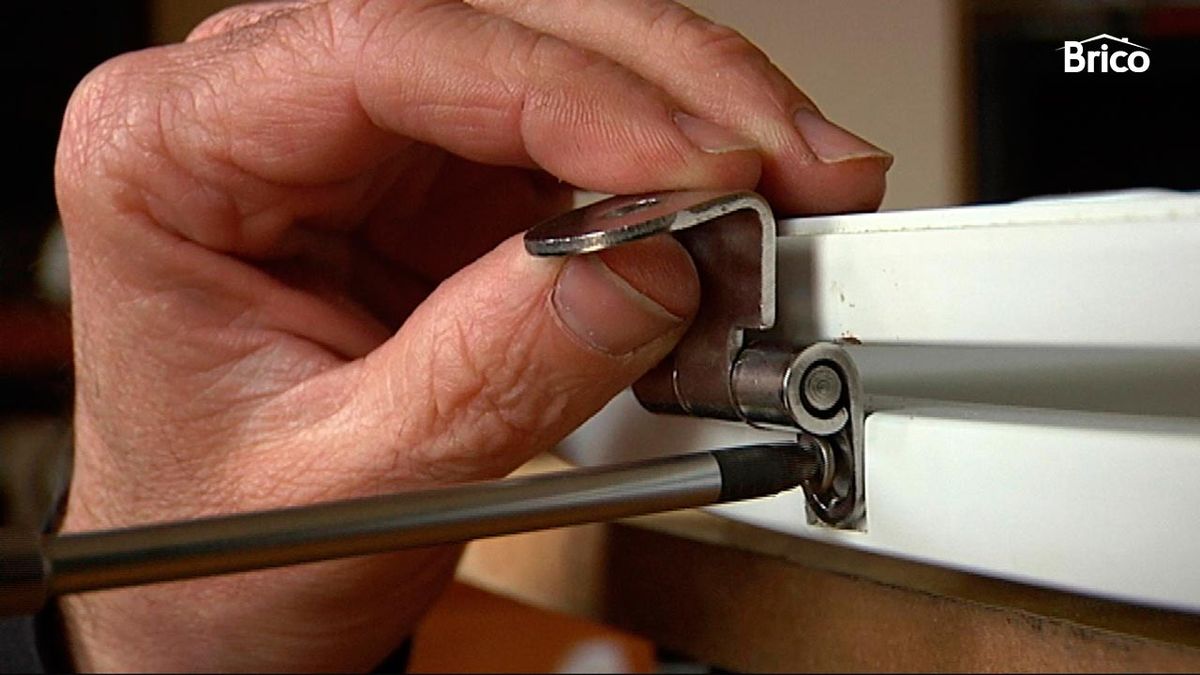 Sustituir bisagras de la tapa del wc paso 6