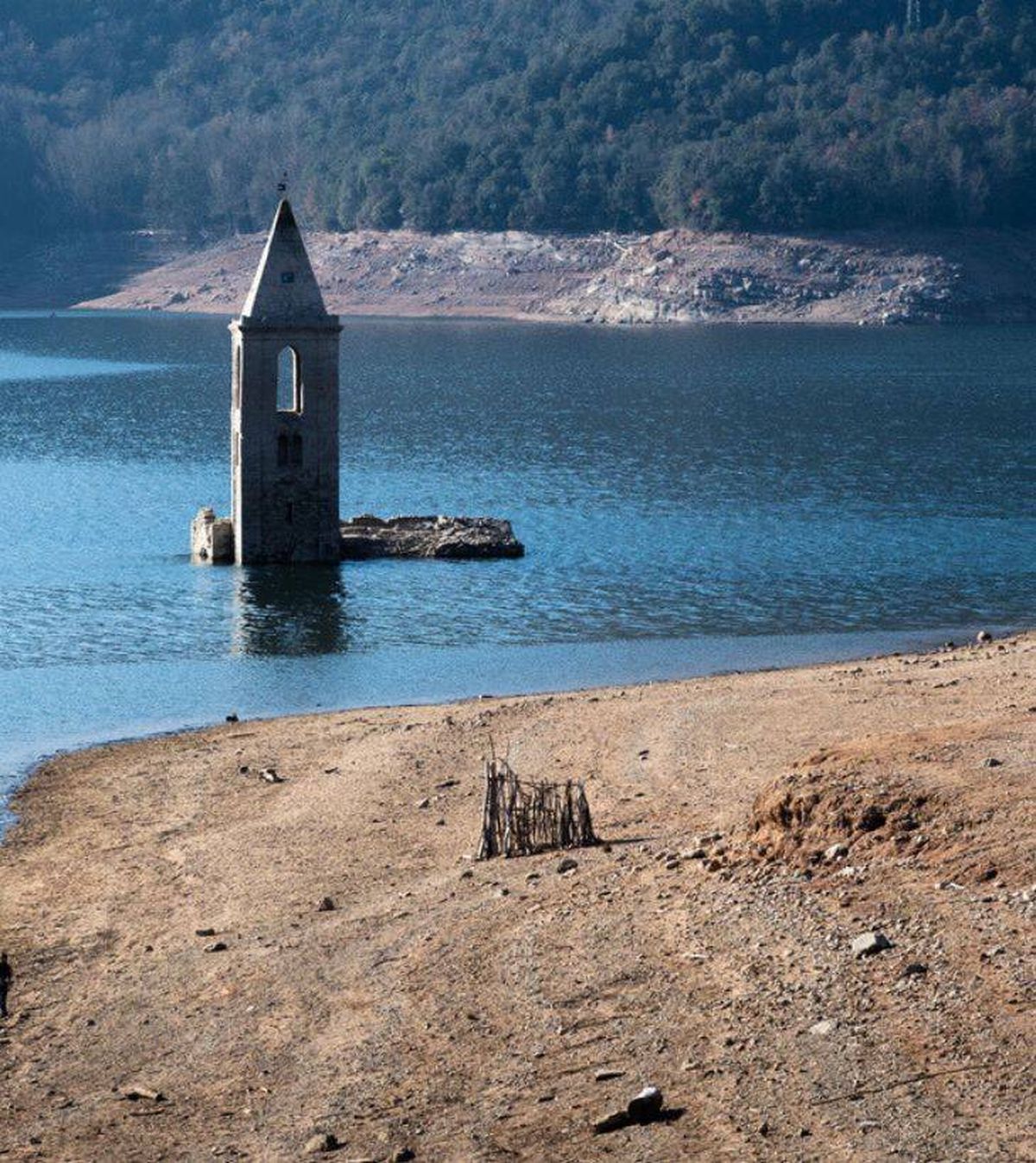 iglesia de san román de sau escondida bajo el agua embalse de sau tavartet cataluna