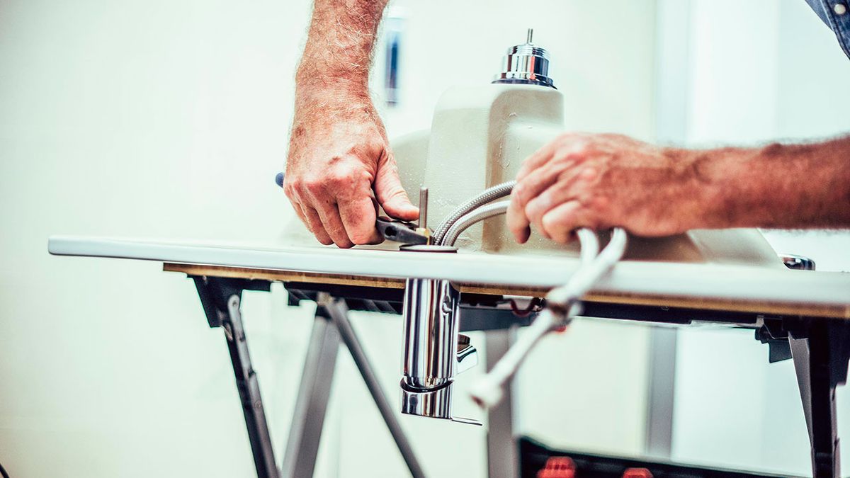 Cómo instalar un mueble de baño suspendido paso 4