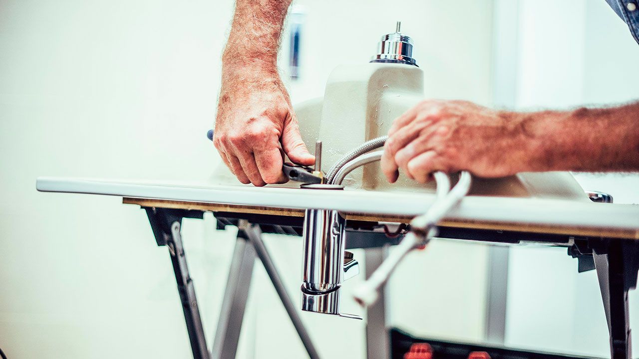 Cómo instalar un mueble de baño suspendido paso 4