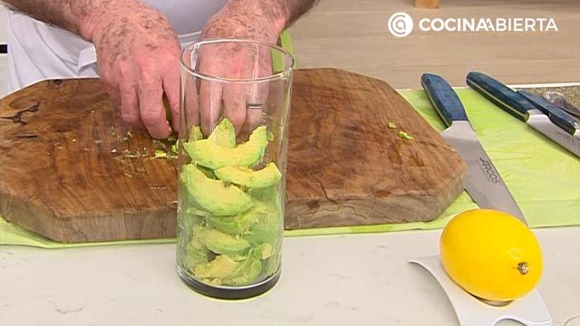salmon a la plancha con crema aguacate y rucula receta karlos arguinano karl67440321 paso1
