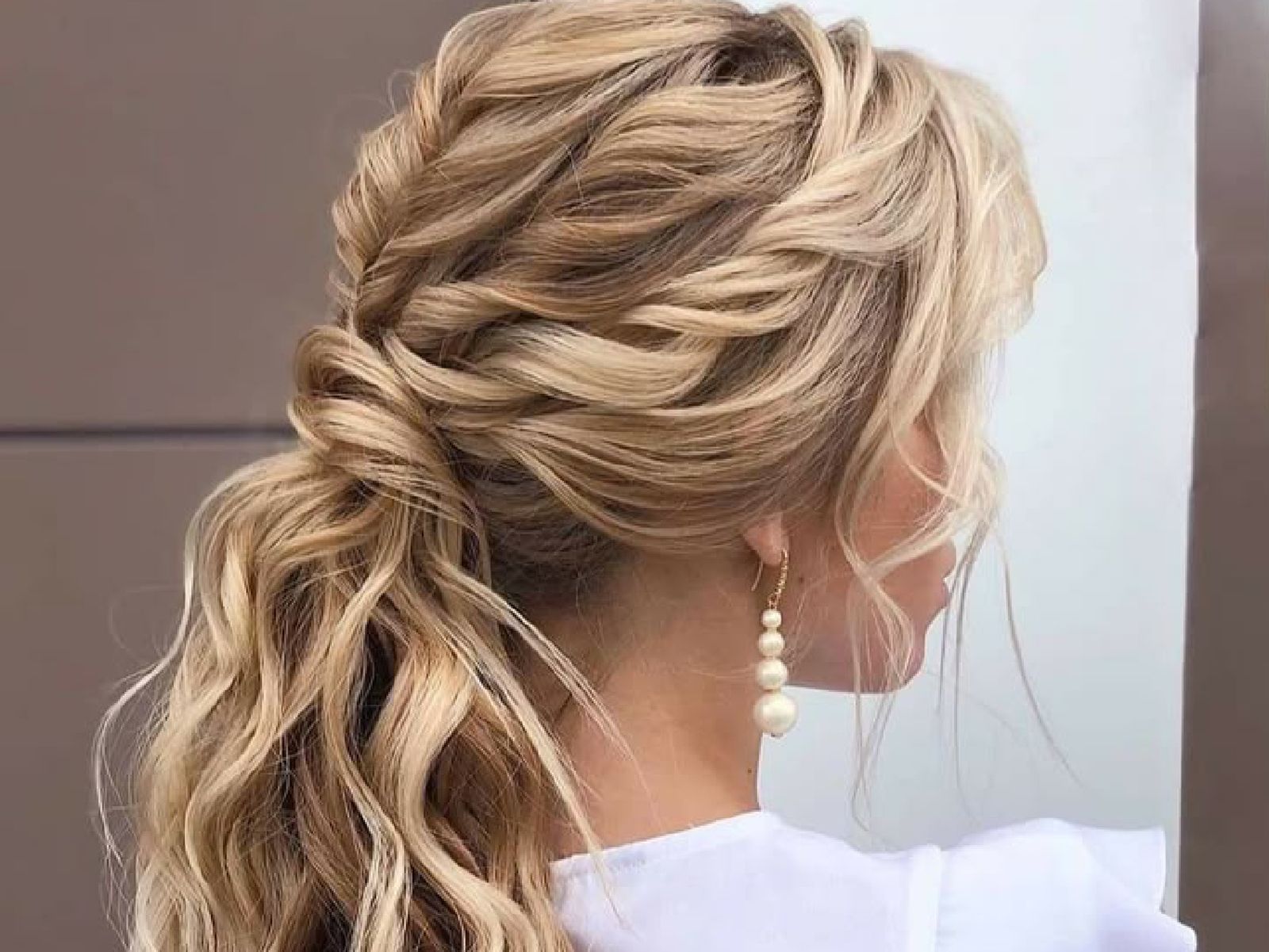 Tendencias de peinados para invitada de boda 2025