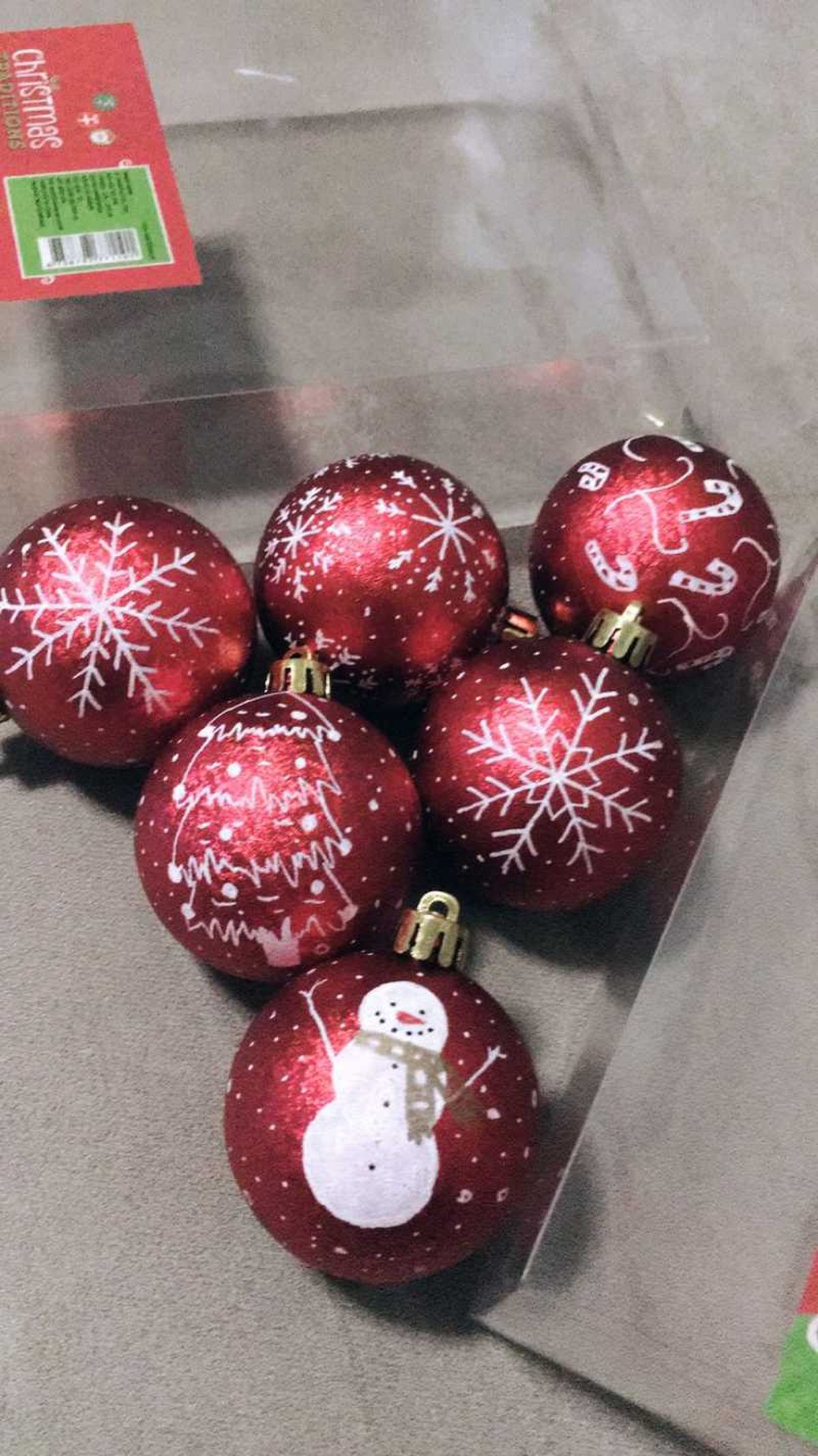 Bolas de Navidad con motivos navideños de nieve.