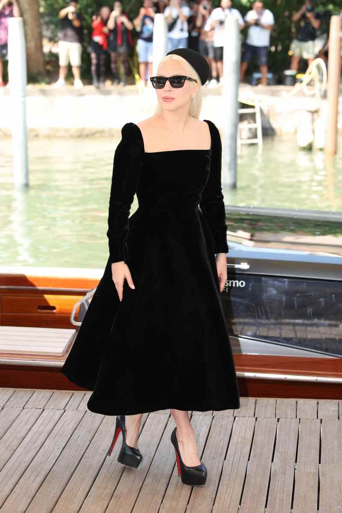 Lady Gaga con vestido de terciopelo negro de Dior