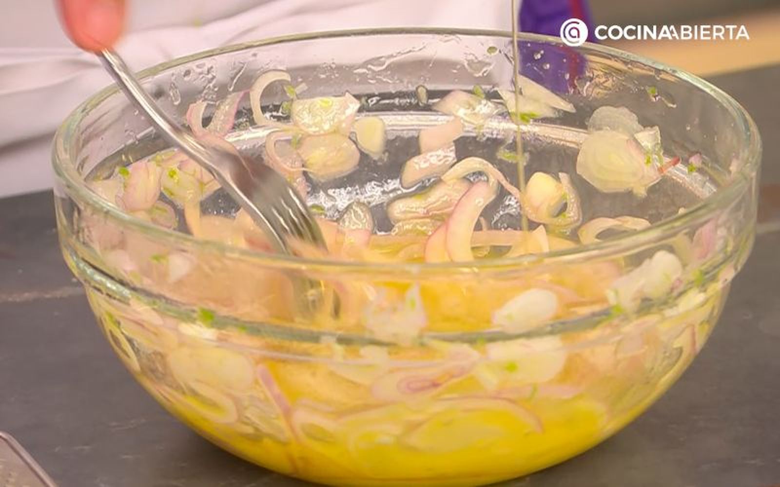 Vierte el aceite poco a poco, sin dejar de remover
