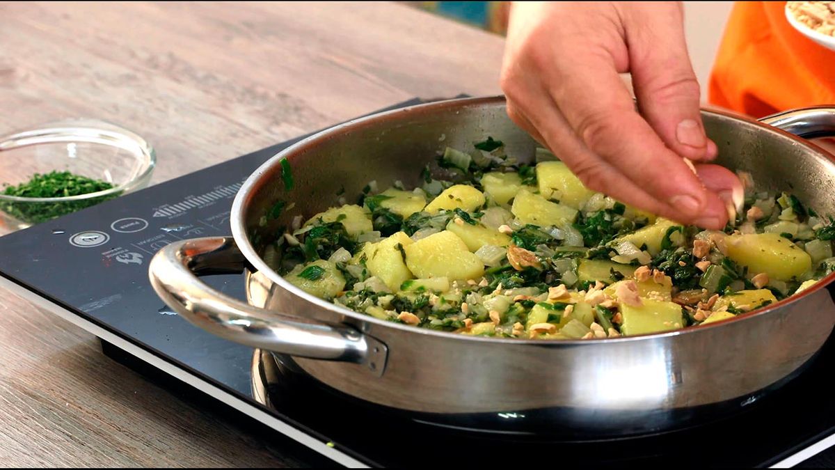 Receta de acelgas rehogadas con patatas asadas  paso 6