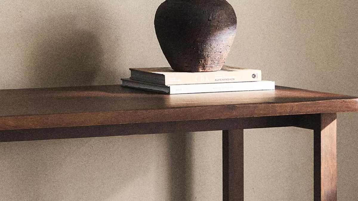 Mesa auxiliar de acabado envejecido.