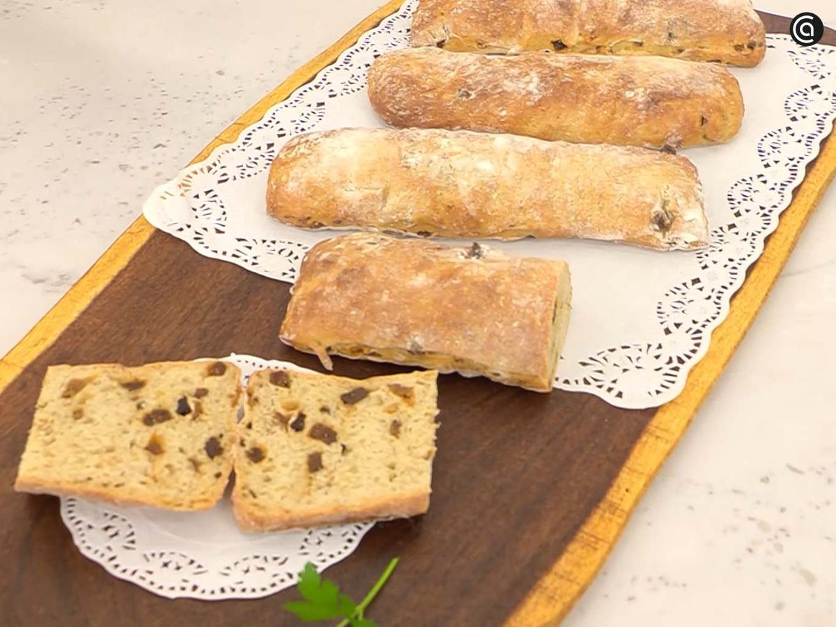 Corta y sirve el pan con higos secos