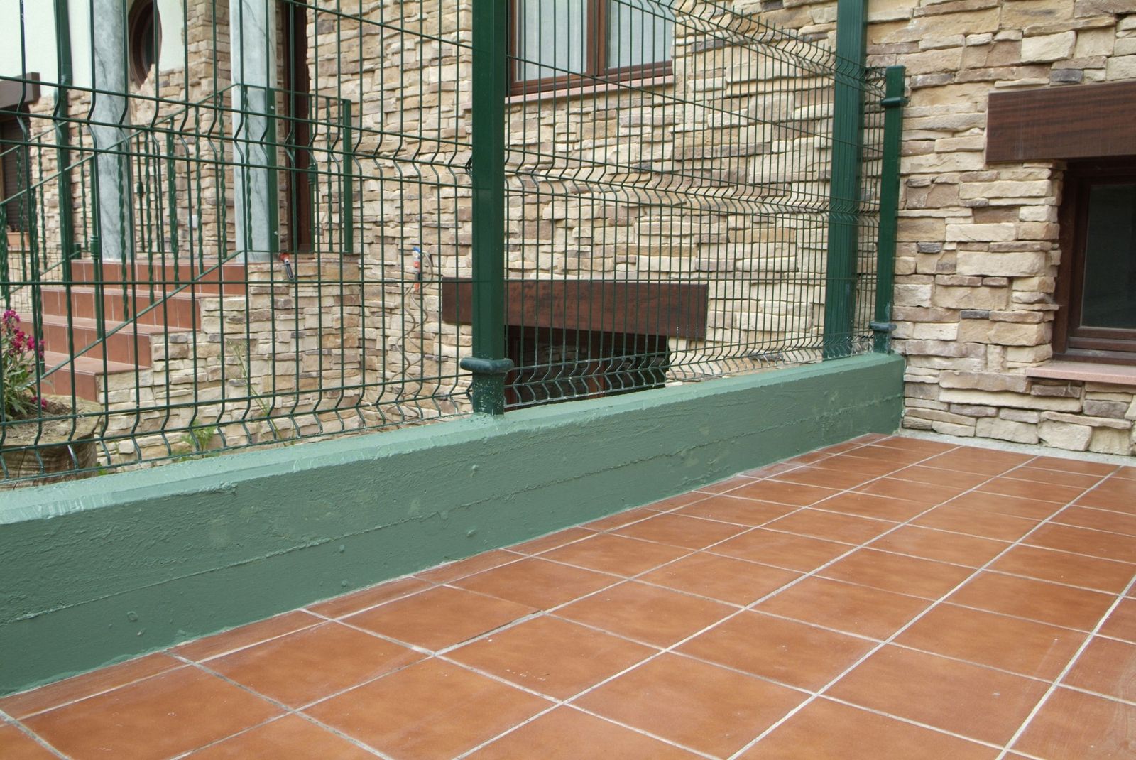 Rematar el acabado de obra de un muro pequeño de jardín paso 8