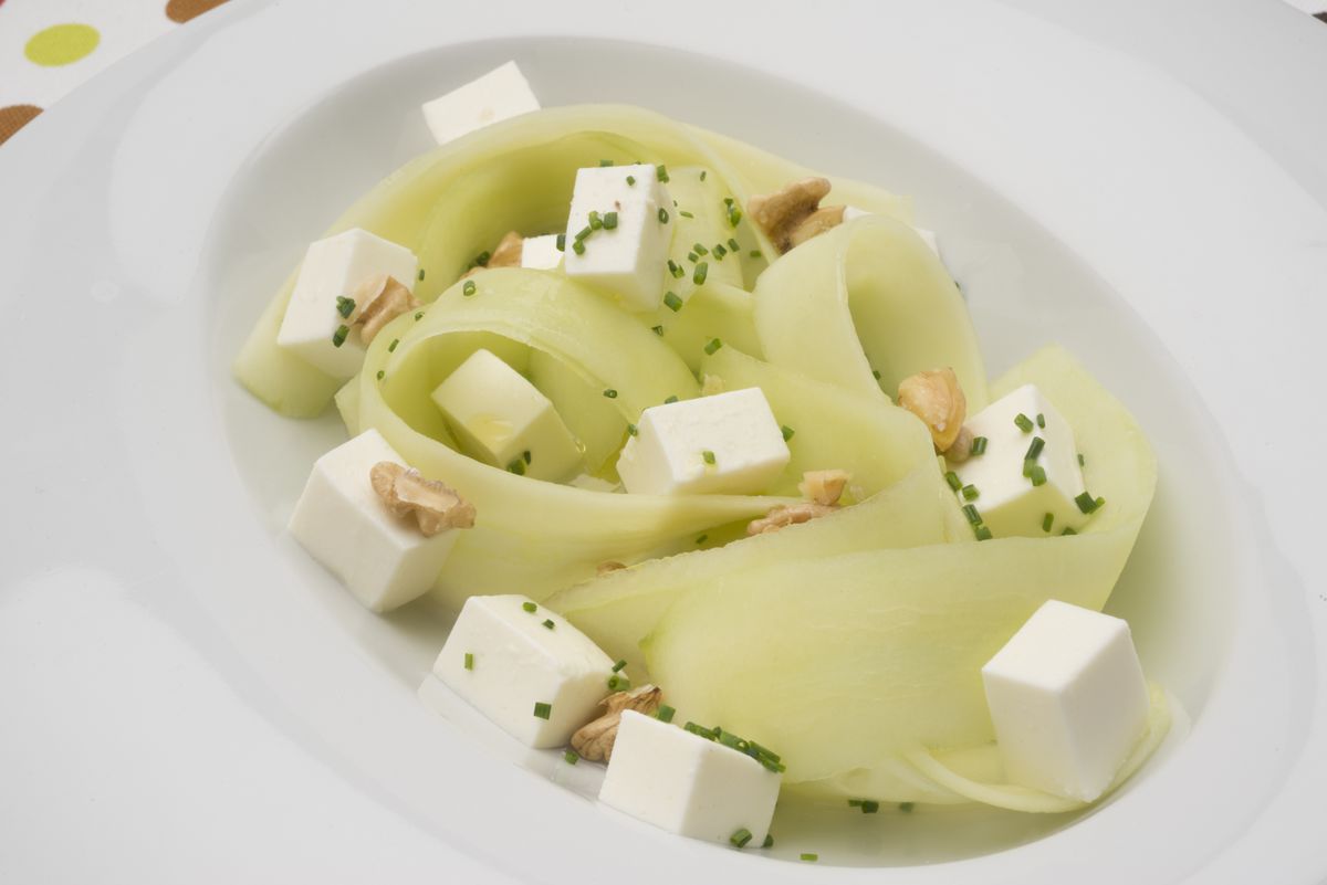 5861 2 Ensalada de pepino con queso fresco horizontal