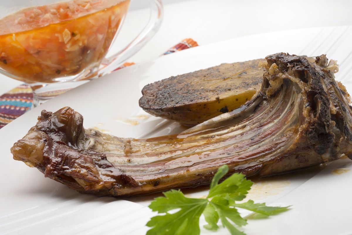 5887 1 Cordero lechal asado con patatas y salsa roja (1273) xl