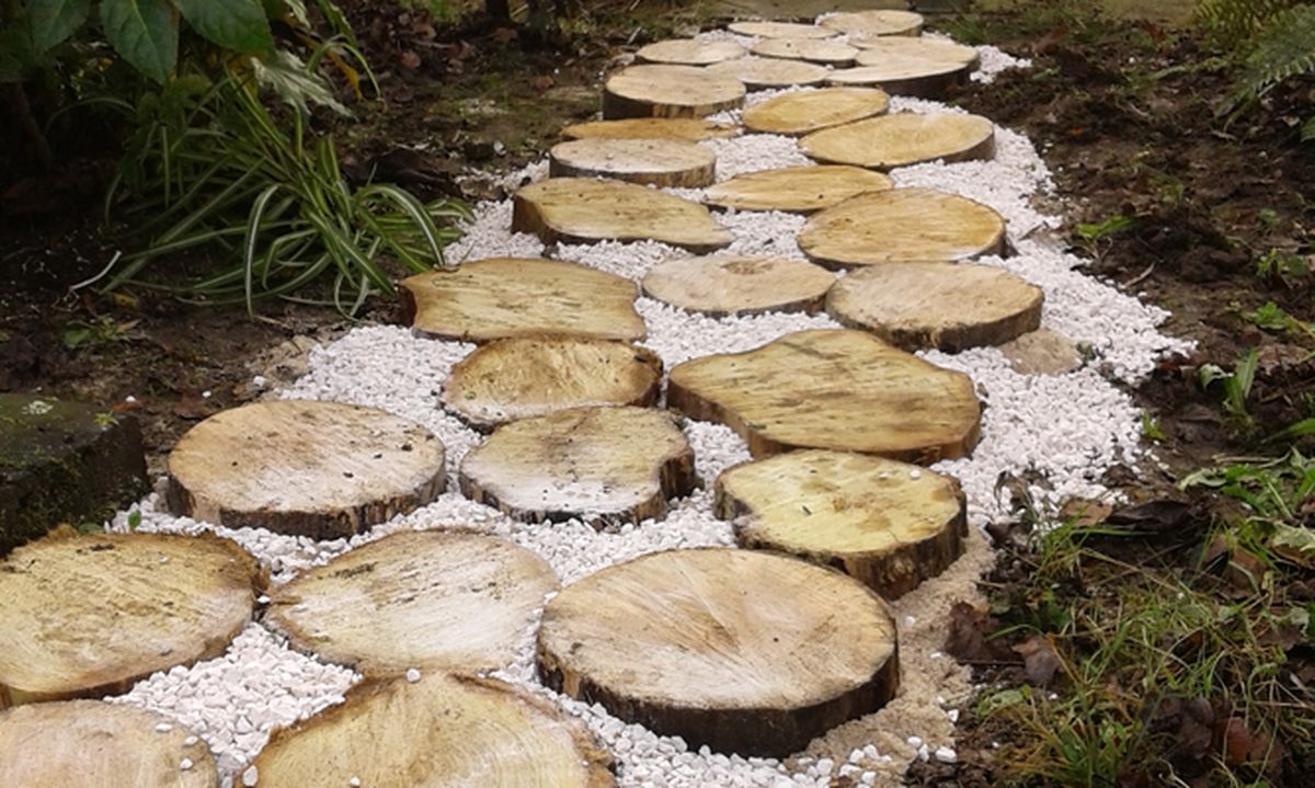 Camino de jardín con círculos de madera
