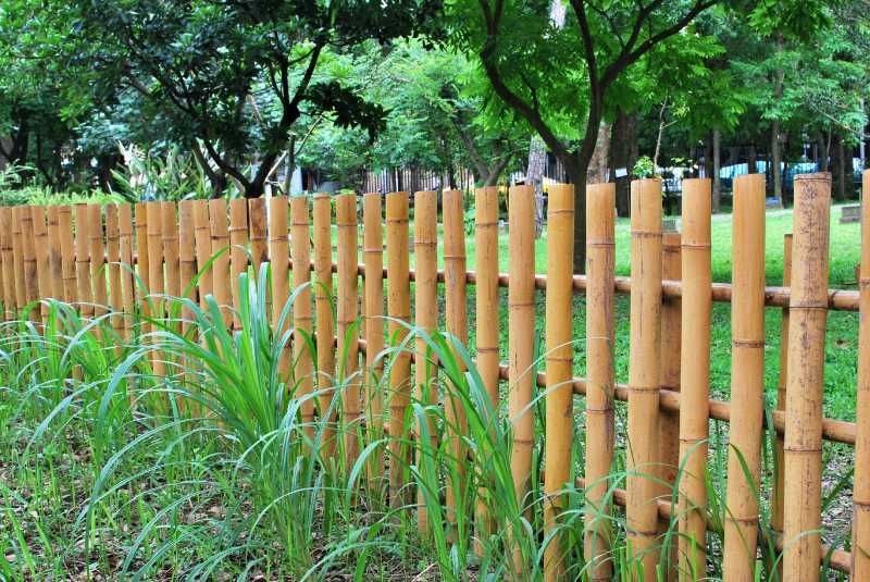 Jardín con vallas de bambú.