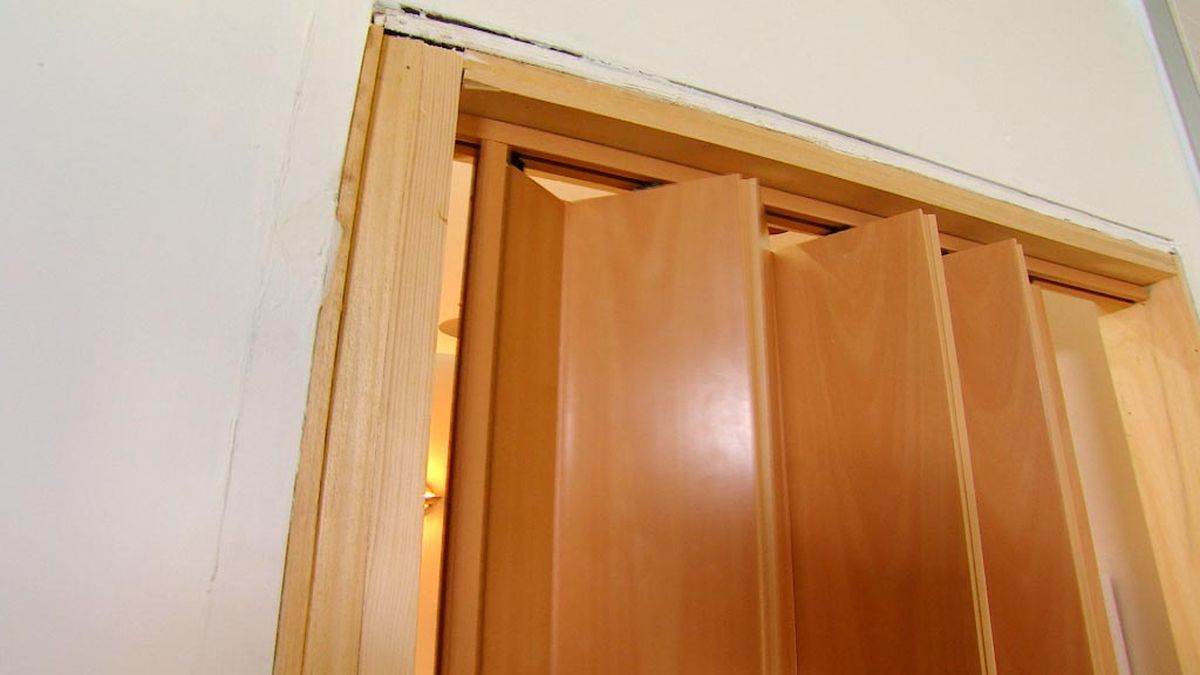 Cómo instalar una puerta plegable paso 7