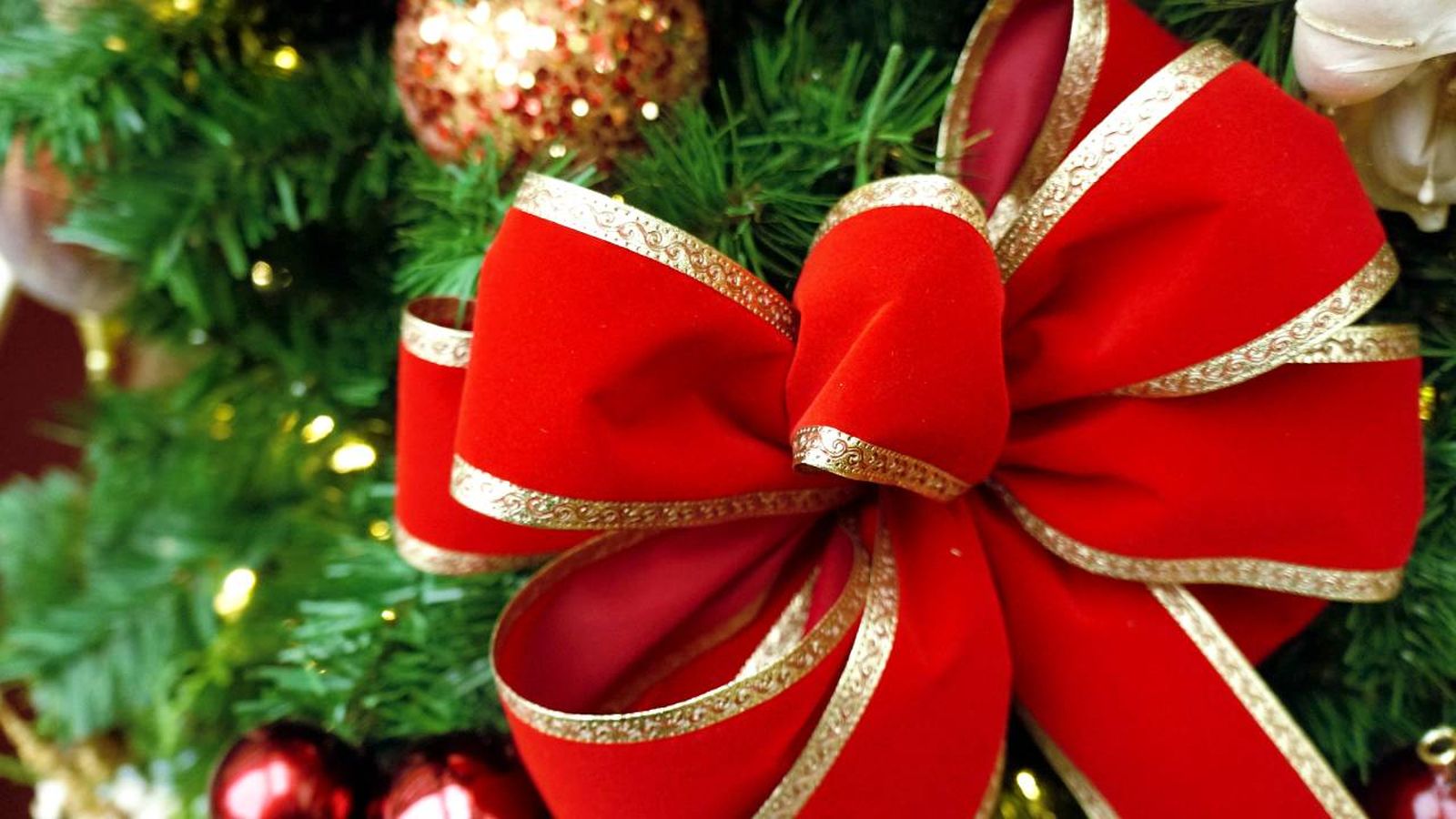 Lazo rojo decorando el árbol de Navidad.