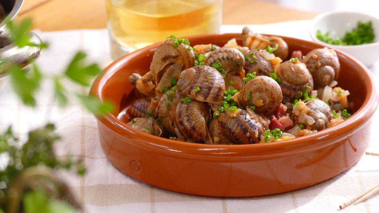 Disfruta de estos caracoles salteados con ajo y jamón, una receta tradicional con un toque picante y lleno de sabor