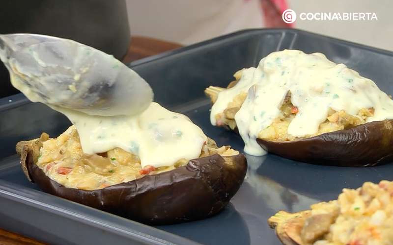 Cubre las berenjenas rellenas de bacalao con bechamel