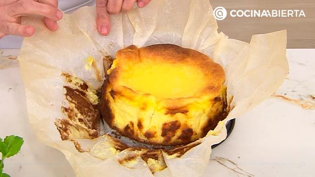 Deja enfriar la tarta durante 3-4 horas antes de desmoldarla