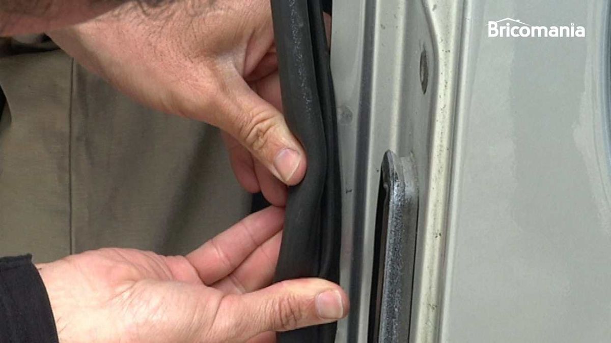 Una junta de estanqueidad en la puerta de un coche