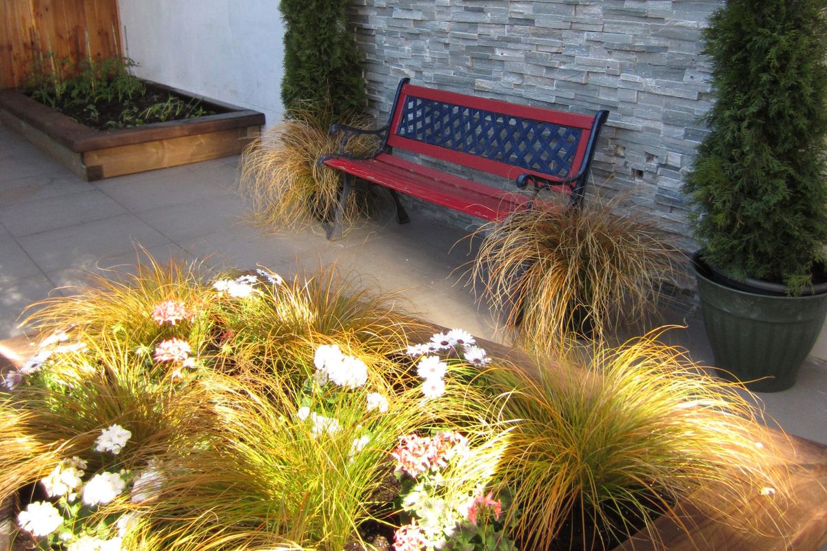 Parterre floral y huerto urbano