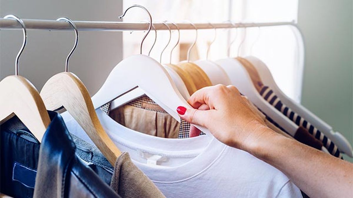 armario capsula que es y como crear uno percha