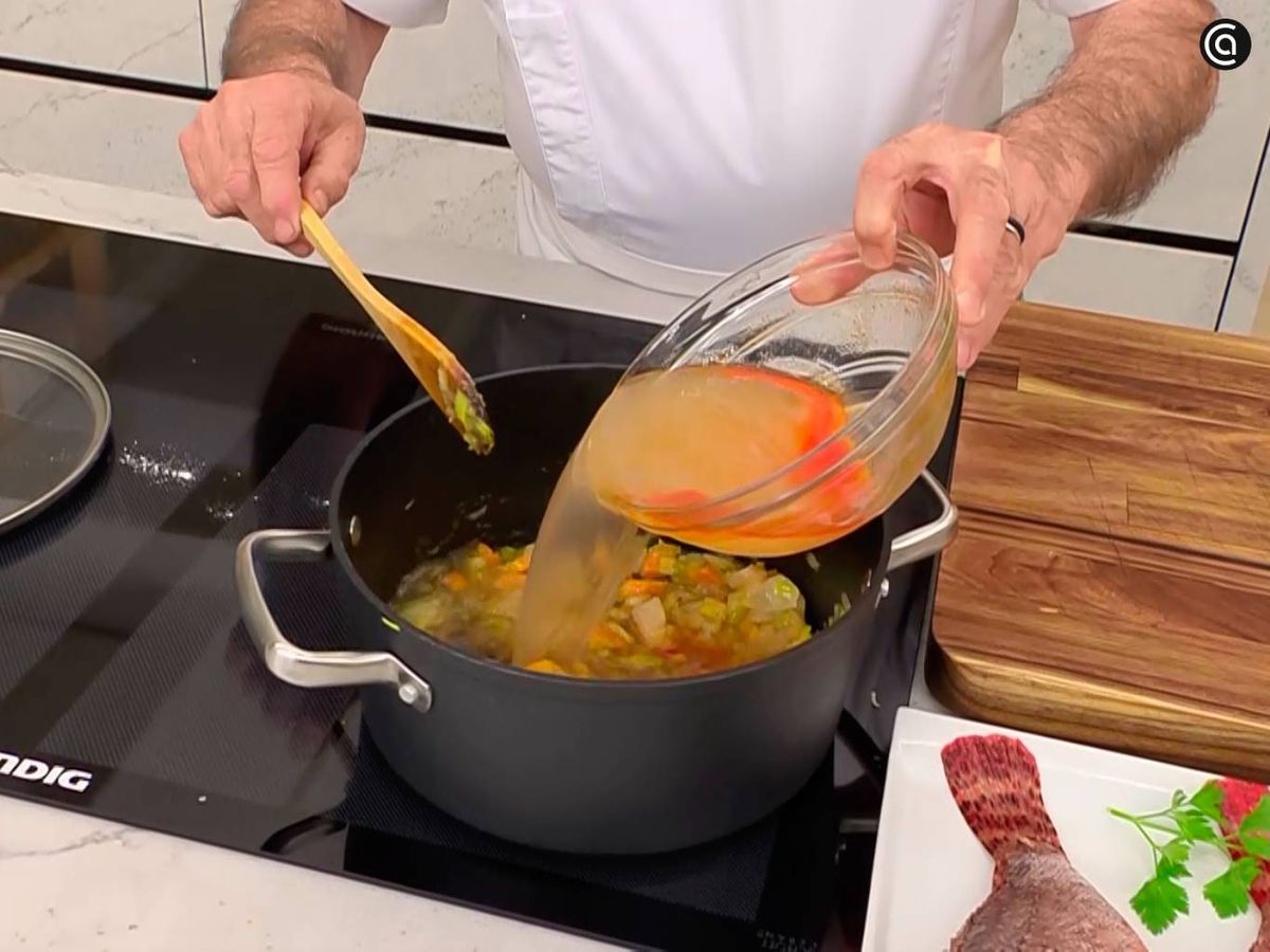 Elaboración de la receta de itsaskabra con salsa de mejillones y langostinos - Prepara la salsa de marisco