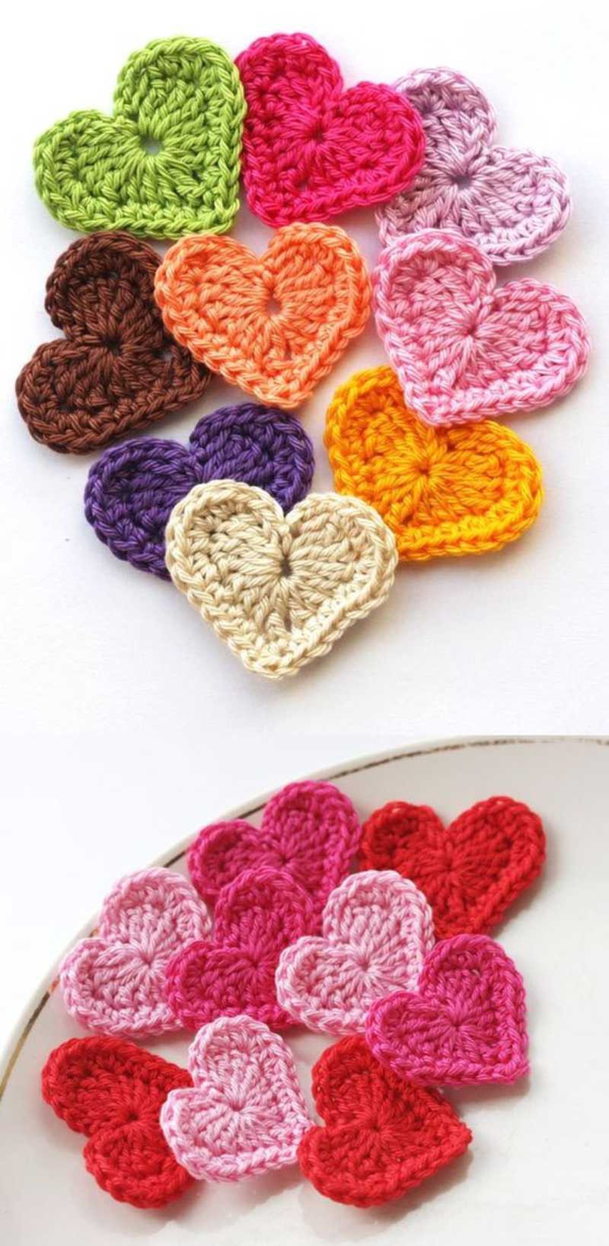 Corazones de crochet de colores.