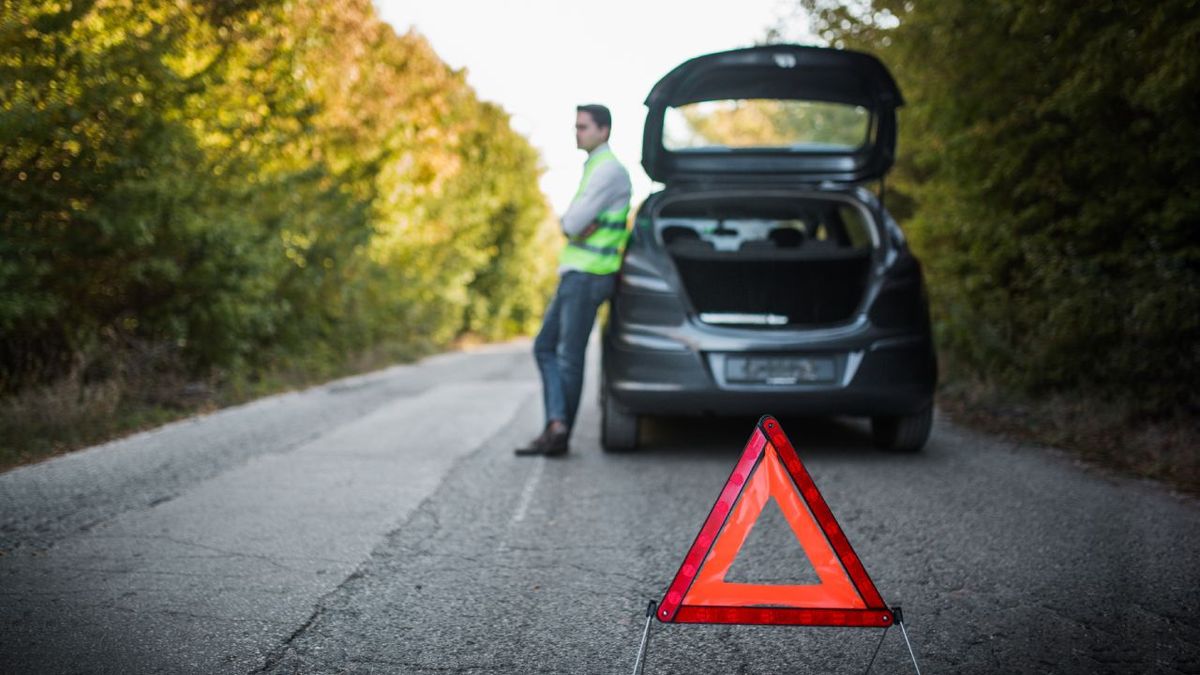 3 cosas que debes tener si o si en tu coche para senalizar un accidente o averia en carretera
