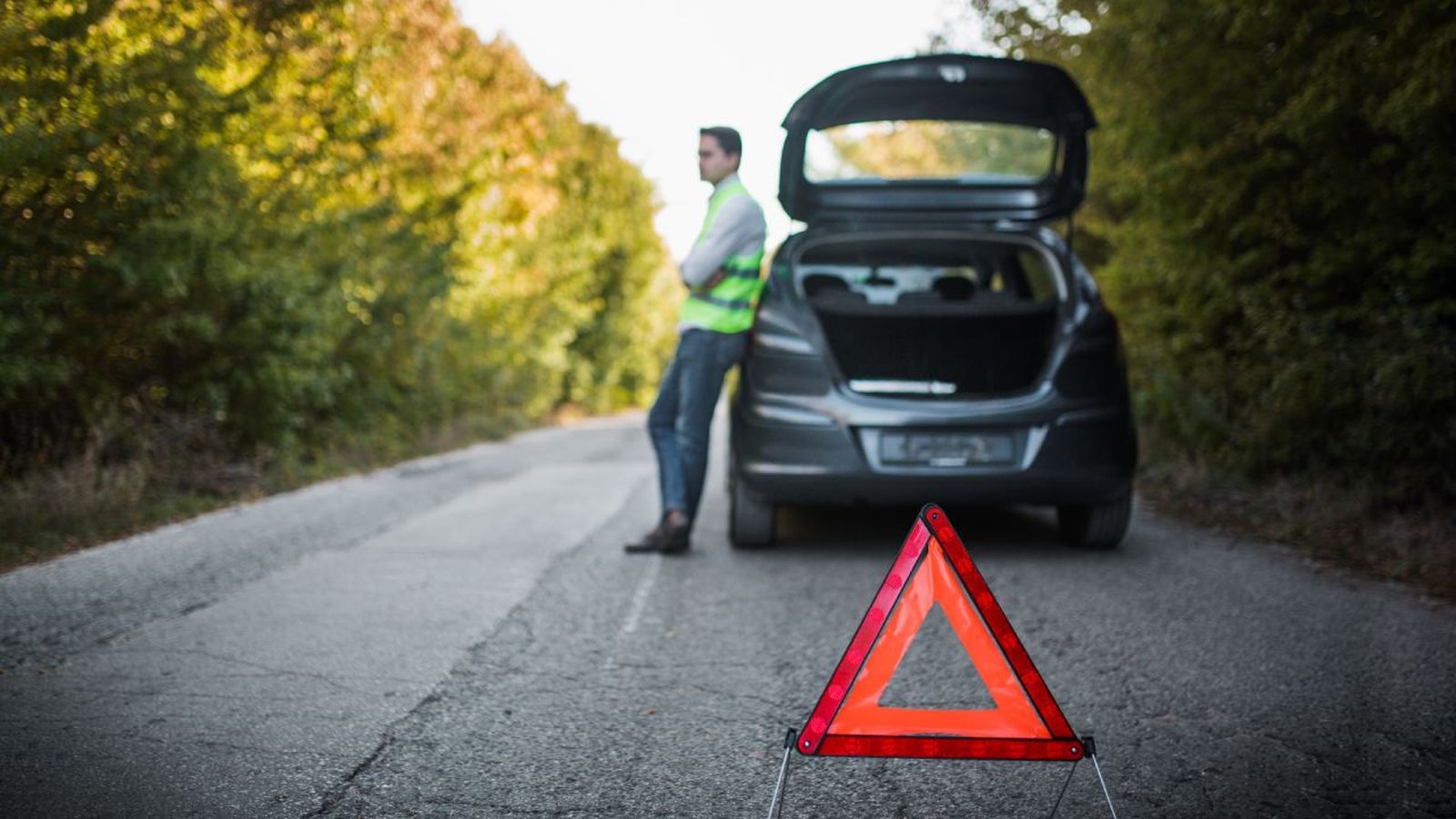 3 cosas que debes tener si o si en tu coche para senalizar un accidente o averia en carretera