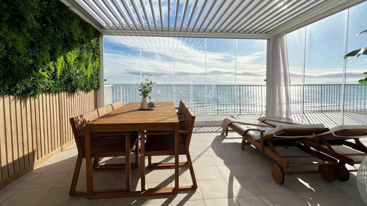 Pérgola con jardín vertical.