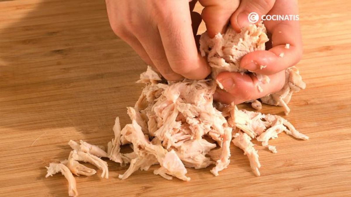 Deshilacha las pechugas hervidas