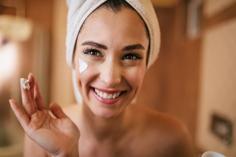 Aplicación del crema facial