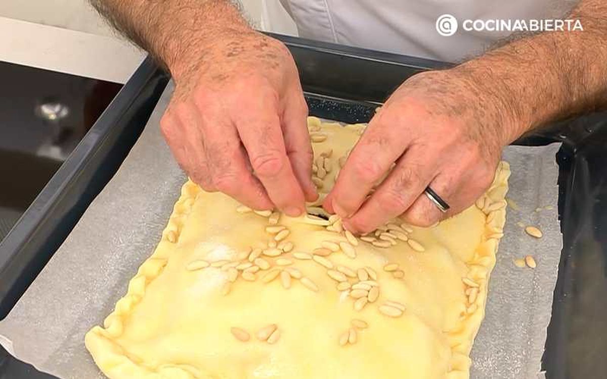 Haz un agujero en la empanada en la empanada para que salga el vapor