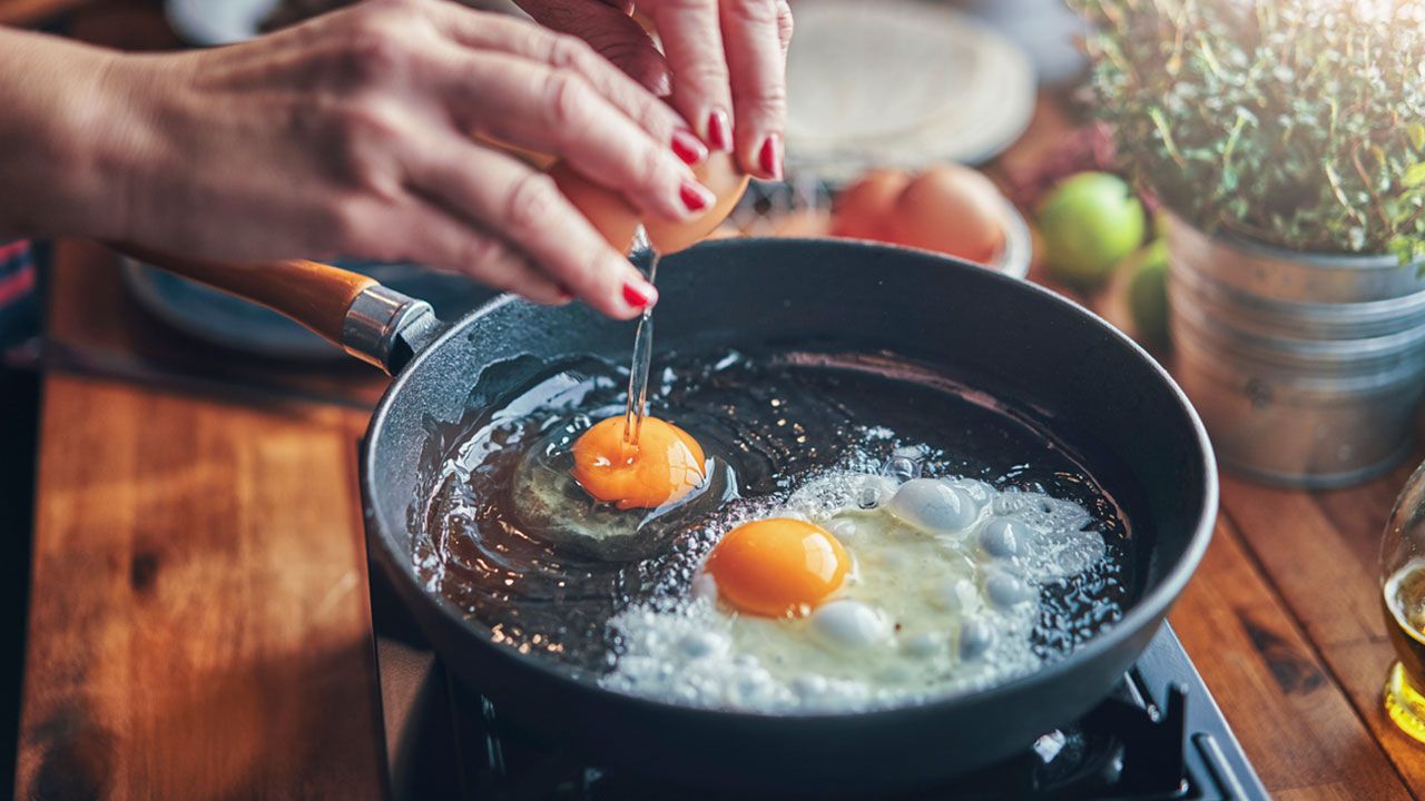 3 trucos para freir un huevo sin que salte el aceite