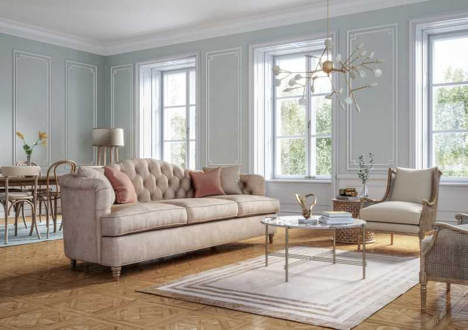 Salón de estilo clásico decorado en tonos claros y complementos en dorado.