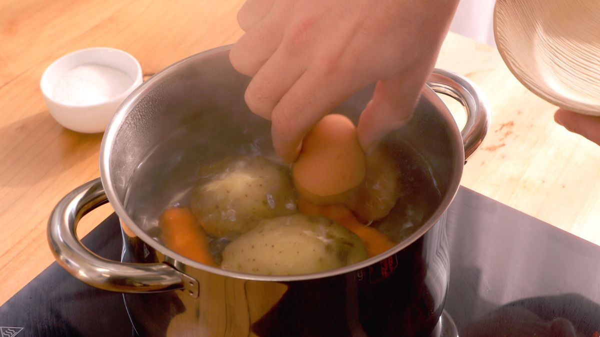 Receta ensaladilla de aguacate y huevo  paso 1