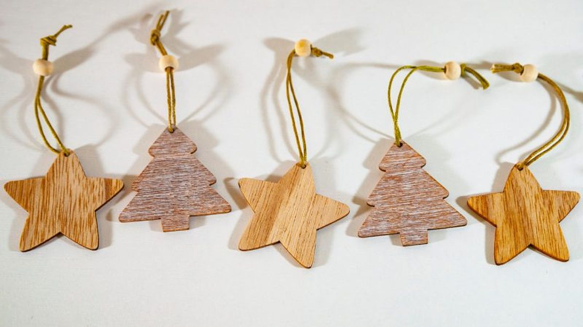 Estrellas y árboles de Navidad en madera