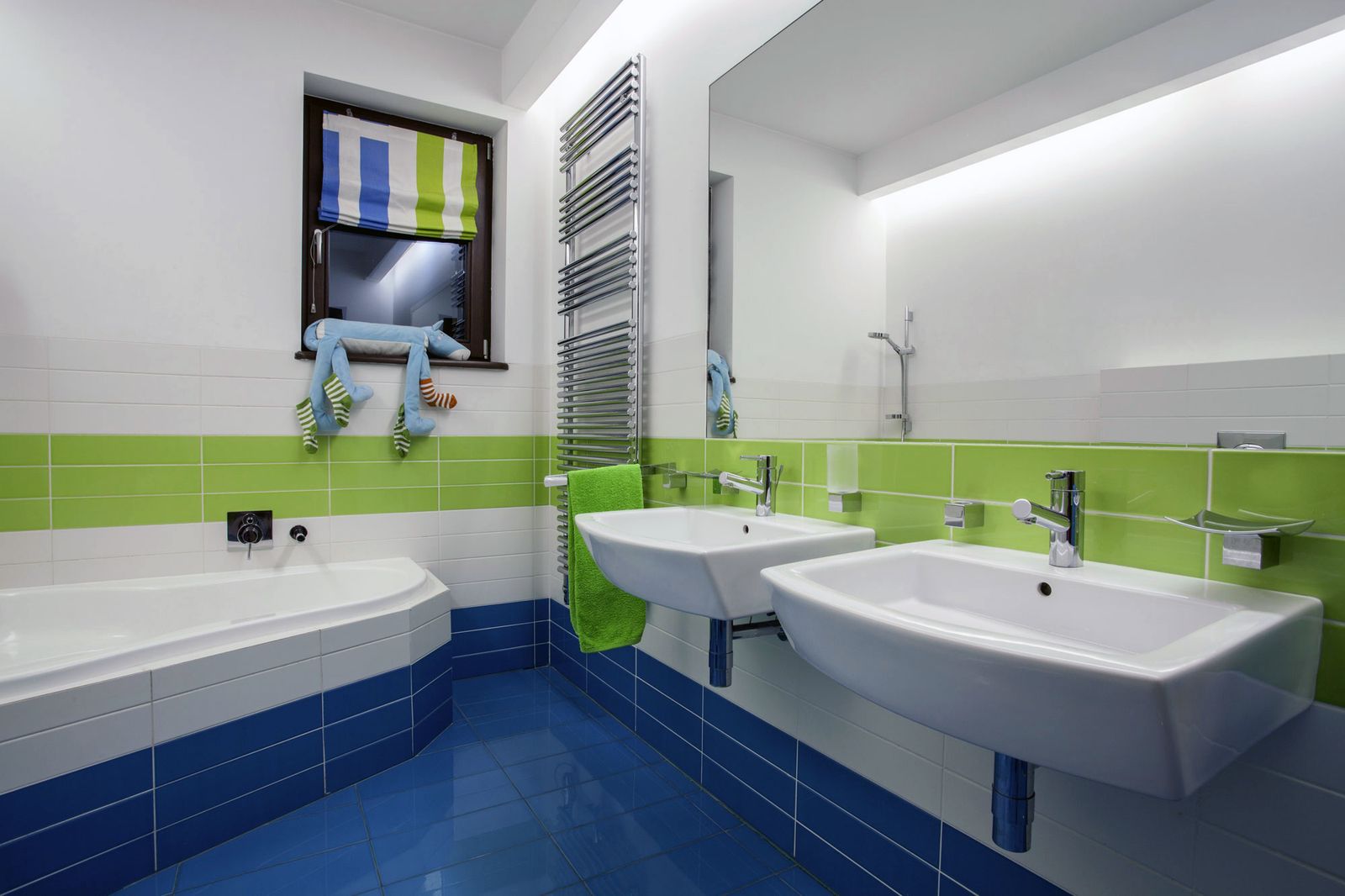 Decoración de baño en verde y azul