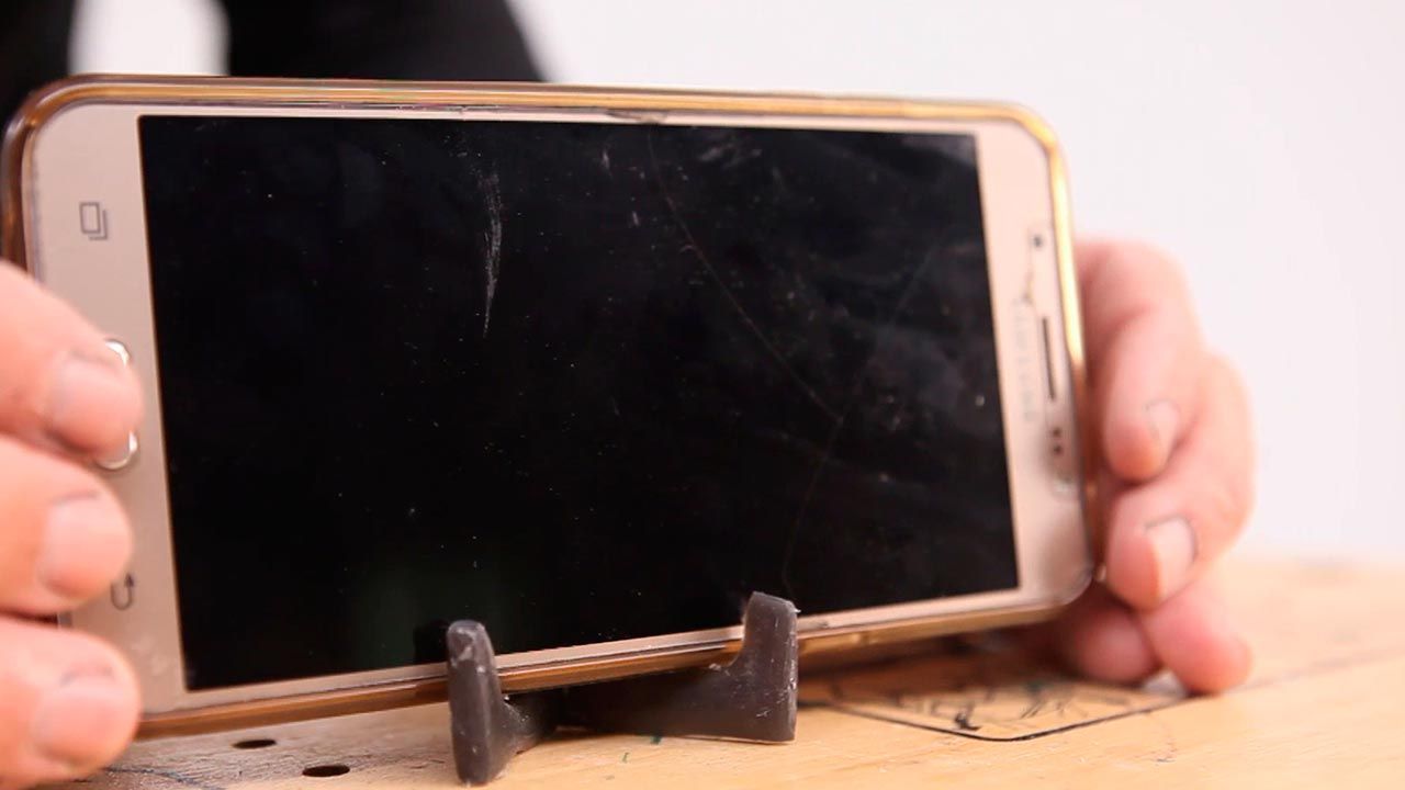 Como hacer un soporte para el movil con silicona paso 7