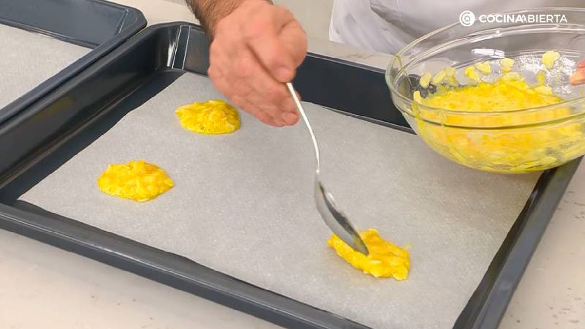 Extiende la mezcla en montoncitos sobre bandejas y hornea